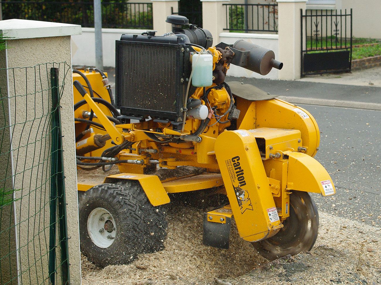rognage de souches dans les trottoirs à St Lambert la Potherie